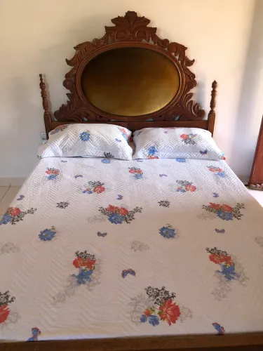 Cama de madeira linda! Aceito oferta.