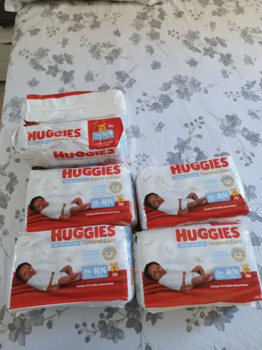 6 pacotes de Fraldas Huggies RN (34 fraldas por pacotes)