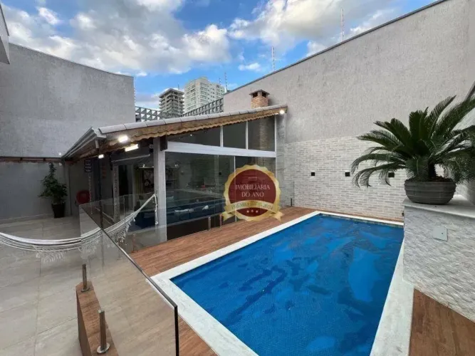 Casa isolada perto da praia de 3 dormitórios no Canto do Forte
