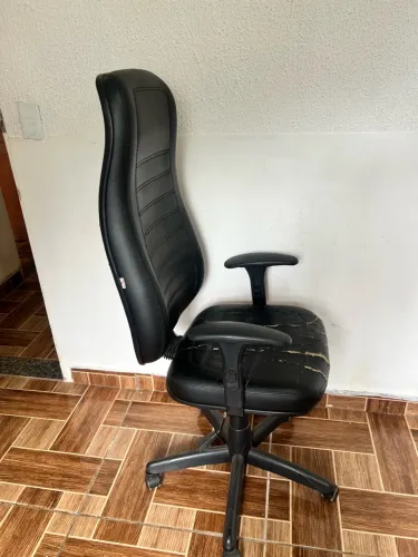 Cadeira de Escritório Presidente Preta - Giratória