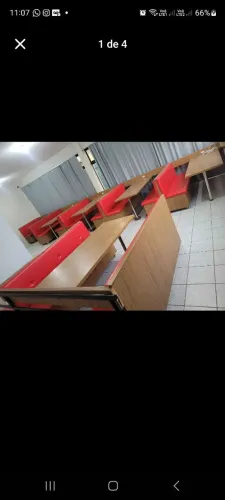 Bancos com mesas,em excelente estado de conservação,nas mesas tem tomada!