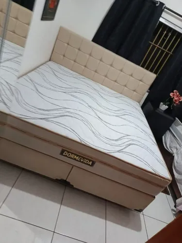 Cama super King com colchão D60 resistente a peso