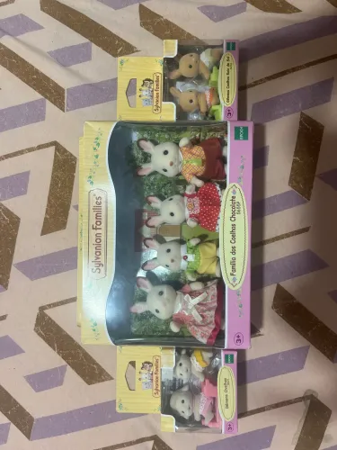 3 caixas do brinquedo ?Sylvanian Families? 
