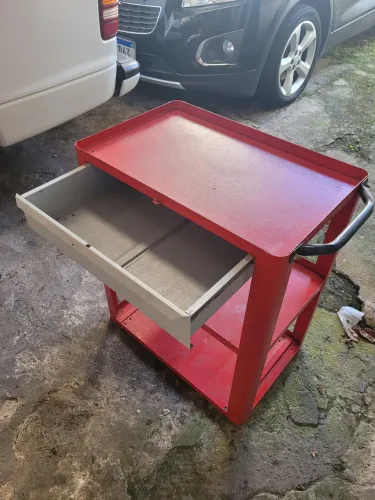 carrinho de ferramentas vermelho