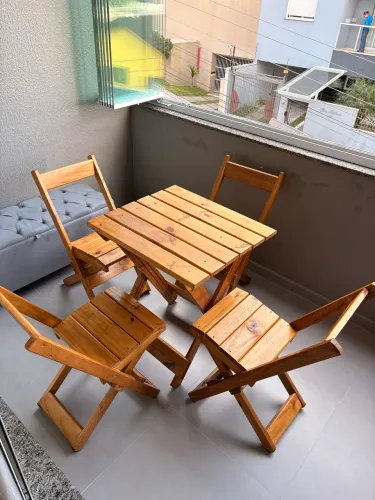 Conjunto mesa e 4 cadeiras de madeira