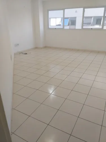 Sala comercial, na Barra Funda, com 30m², 1 banheiro, ar condicionado e 1 vaga de garagem.