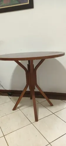 Mesa redonda em madeira