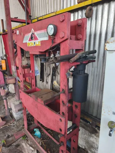 EQUIPAMENTO PRENSA HIDRÁULICA