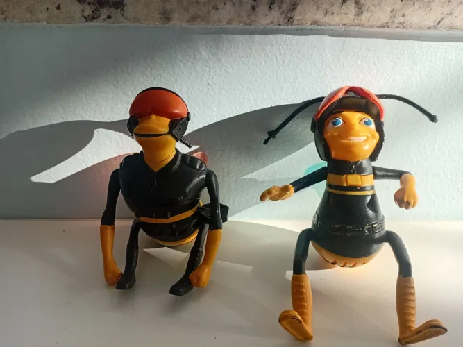 2 bonecos/ figuras Abelhas filme Bee