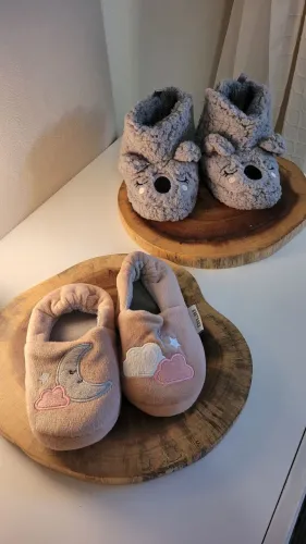Duas pantufinhas Tam 21 e 22
