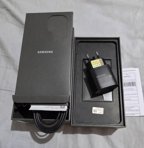VENDO S26ULTRA SEMI-NOVO COMPLETO COM NOTA FISCAL EM MEU NOME E GARANTIA ATÉ MAIO DE 2027.