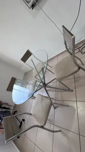 Mesa de vidro com quatro cadeiras