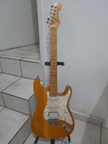 Guitarra Stratocaster GBS com adesivo Fender