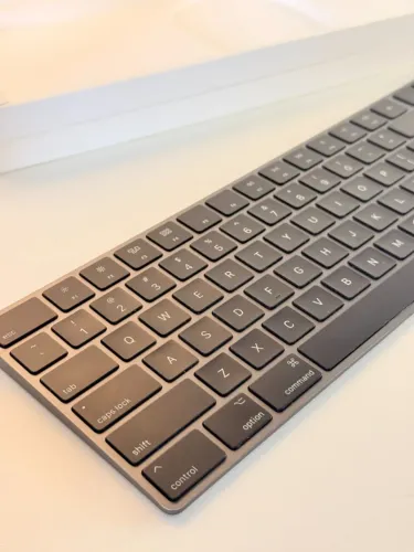 Teclado Apple Magic Keyboard com numérico Space Gray (A1843) UR019