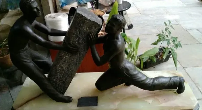 Escultura Bronze Art Déco assinada por L. L. Favero 1945 - Dois Trabalhadores - Base Ônix