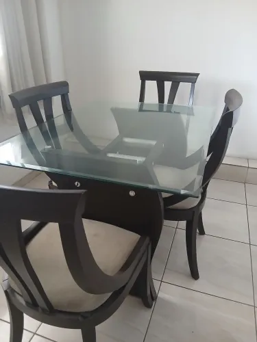 Mesa de vidro com 4 cadeiras