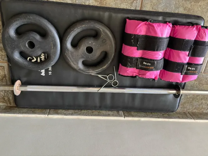 Kit de academia (barra, anilha e caneleira)