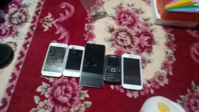 Vendo lote de 5 celulares nenhum funciona