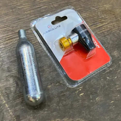 Rf080 Kit com 1 bico inflador e 1 cartucho refil de CO² de 16 gramas Absolute