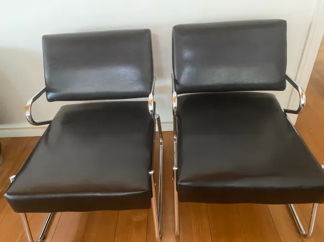 2 poltroninhas de estrutura cromada em courvin , na cor preta