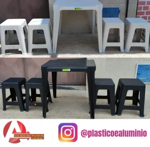 CONJUNTO DE MESA COM BANCOS DE PLÁSTICO