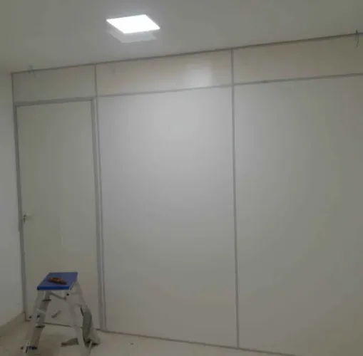 Divisória naval de eucatex, piso vinílico, forro de PVC, gesso acartonado e rodapés.