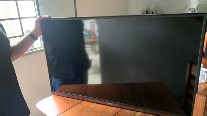 Televisão com chromecast e suporte de parede 