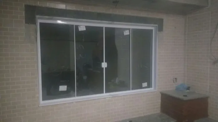 Janela de vidro 4 folhas ( 2 fixa e 2 correndo ) com acabamento em alumínio branco