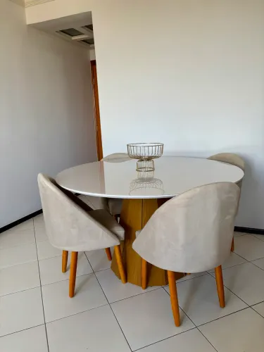 Mesa de jantar redonda com 4 cadeiras estofadas 