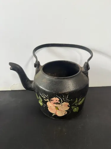 Chaleira antiga de ferro fundido com pintura floral decorativa feita à mão