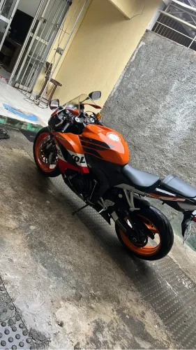 Cbr600rr Repsol moto revisada com dois pneus novos