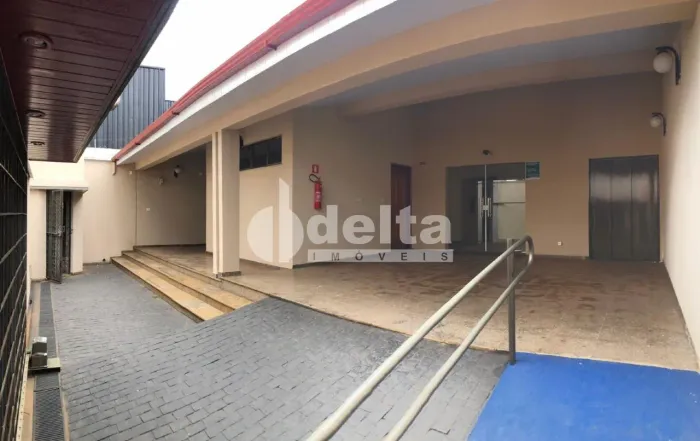 Casa residencial e comercial disponível para locação no bairro Brasil em Uberlândia-MG
