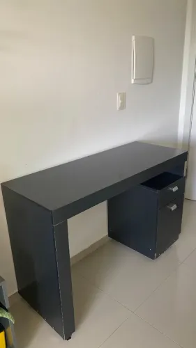 Escrivaninha Material Resistente: Fabricada em MDP, garantindo durabilidade.