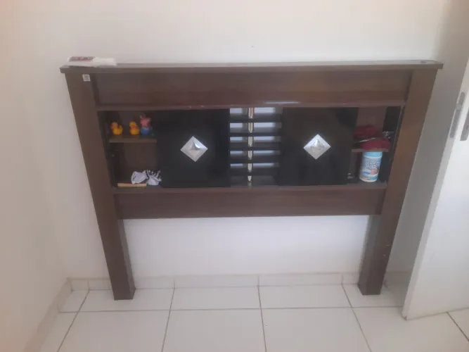 VENDO UMA LINDA CABECEIRA DE CAMA EM MADEIRA, ESPETÁCULO,AO 1° QUE CHEGAR