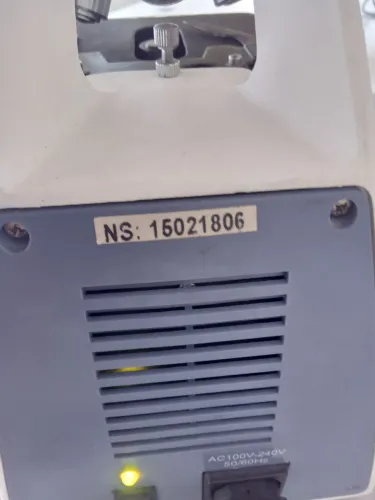 Microscópio profissional