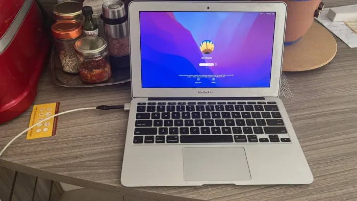 MacBook Air 1465 i5 4GB - Ótimo Estado