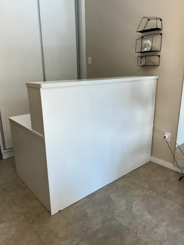 Balcão em MDF e acessórios para loja