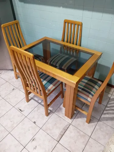 MESA MADEIRA COM 4 CADEIRAS 
