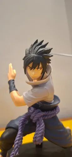 estatua Sasuke Uchiha linha vibration stars da banpresto pose de cobate