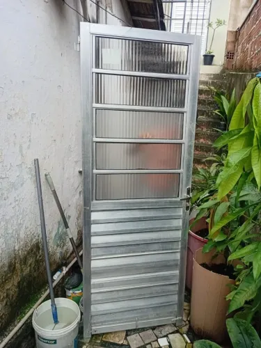 Vendo um portão de alumínio semi-novo só foi tirado do plástico