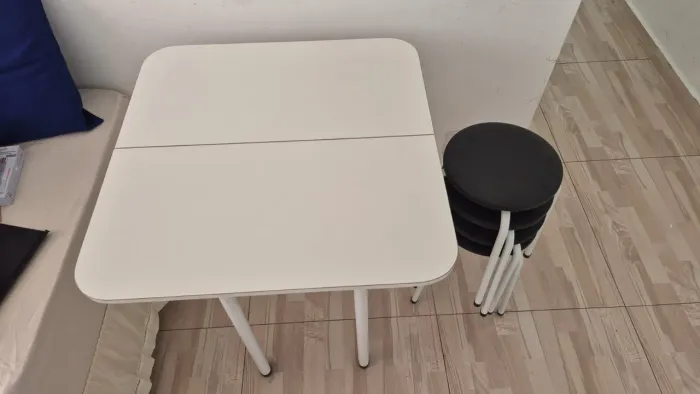 Mesa dobrável com 4 bancos
