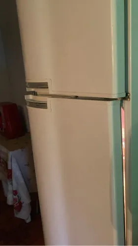 Vendo geladeira com defeito na porta,mas o restante funcionando perfeitamente