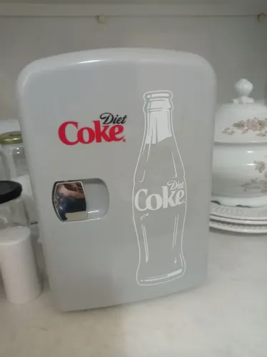 Mini geladeira coca cola portátil 6 latas