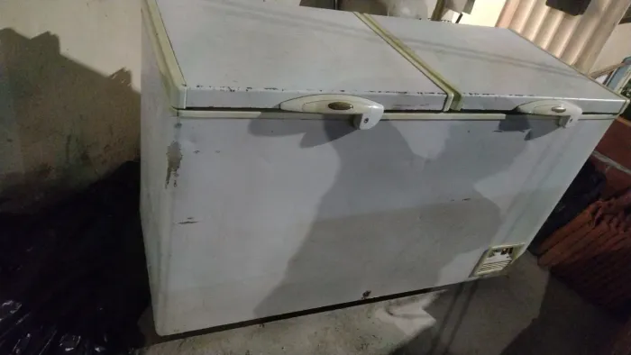 Um freezer de duas tampas