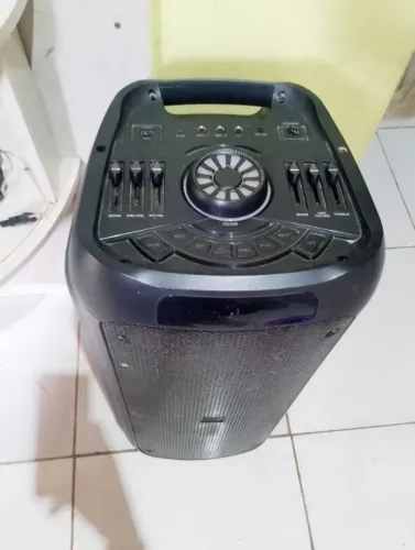 Caixa de som usada mas em perfeito estado 