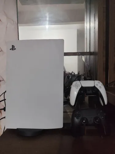 Estou vendendo PlayStetion 5 com dois controles e cabos. Em perfeito estado Po R$: 2.600.