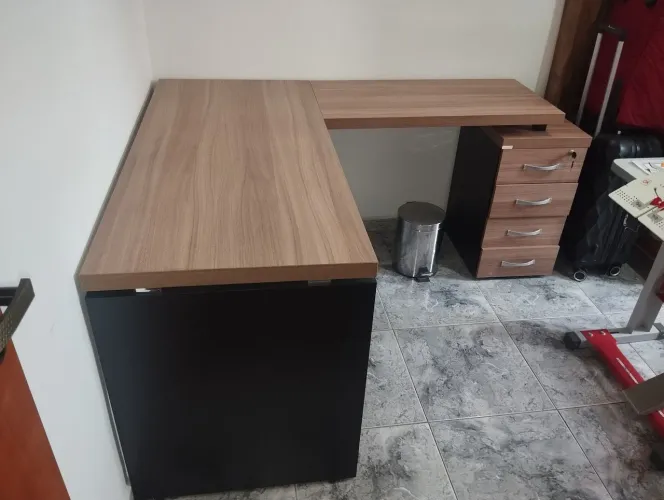Mesa de Escritório em L com Gaveteiro e Chave | Home Office / Escritório