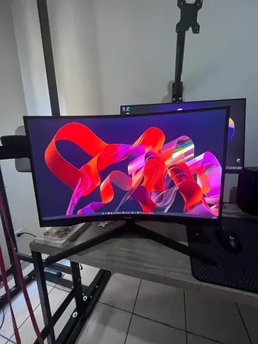 Monitor Samsung curvo 1440p 165hz