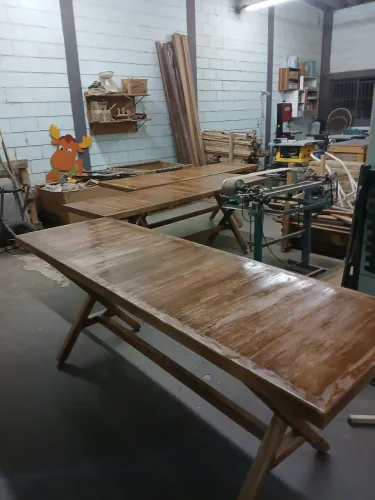 Mesa com 2 bancos em madeira
