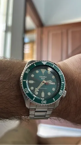 Seiko 5 Sports Automático Original Verde - Customizado | Tridente no Ponteiro dos Segundos